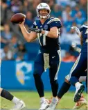  ??  ?? El pasador del equipo angelino, Philip Rivers, busca a un receptor en un duelo.