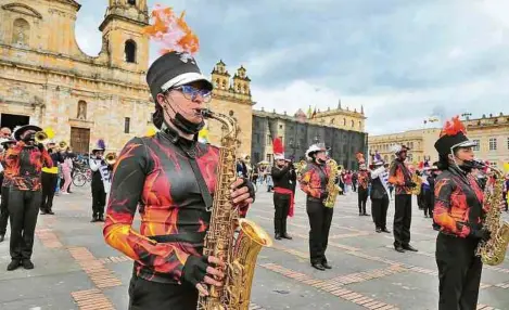  ?? HÉCTOR FABIO ZAMORA / ADN ?? Varias bandas de marcha desfilaron ayer por el centro de Bogotá en la antesala de conmemorac­ión de la fiesta nacional.
