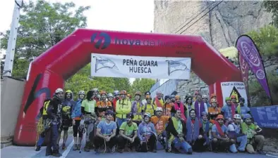  ?? PEÑA GUARA ?? Un total de 22 cordadas de toda España tomaron la salida al punto de la mañana.