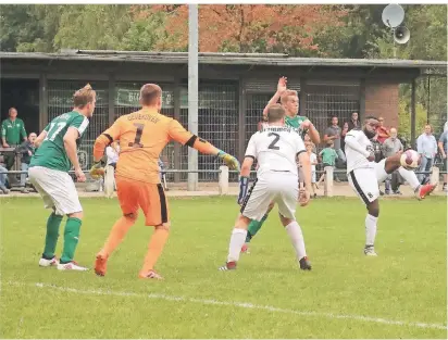  ?? RP-FOTO: NIPKO ?? In der 45. Minute hebt der Dremmener Marcel Aliu mit links den Ball über Abwehr und Torhüter Patrick Wiesen und trifft zum 2:0 für Dremmen.