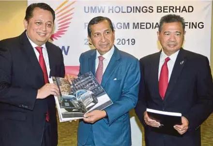  ?? PIC BY AIZ ANUAR ?? UMW Holdings Bhd chairman Tan Sri Hamad Kama Piah Che Othman (centre) with president and group chief executive officer Badrul Feisal Abdul Rahim (left) and group chief operating officer Azmin Che Yusoff at the company’s annual general meeting in Shah Alam yesterday.