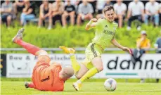  ?? FOTO: VOLKER STROHMAIER ?? Geglänzt haben die Spieler des FV Ravensburg (re. Jona Boneberger) gegen den FV Bad Schussenri­ed (Florian Harsch) nicht. Weitergeko­mmen ist der Oberligist trotzdem.