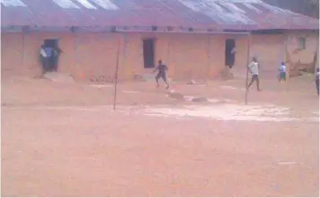  ??  ?? Mud- structured blocks of clssrooms at Government Migrant School, Ekuri, Calabar