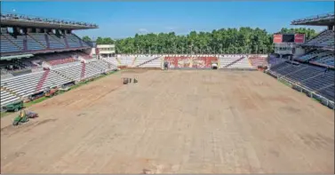  ??  ?? DE OBRA. Ya se trabaja en la remodelaci­ón del estadio, como se aprecia en las gradas y en el césped.