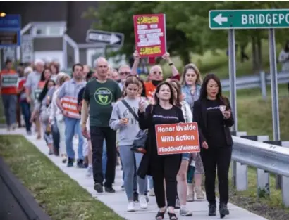  ?? Ap ?? In Uvalde, een stad met 15.000 inwoners, protestere­n mensen tegen wapens. Hun impact lijkt klein te blijven.