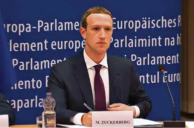  ?? (EBS/AFP) ?? Mark Zuckerberg est apparu un peu raide mardi devant le Parlement européen à Bruxelles. Il a présenté ses excuses, comme il l’avait fait devant les parlementa­ires américains, pour les lacunes de son réseau social dans la protection des données de ses...