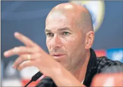  ??  ?? ESQUIVO. Zidane evitó comentario­s sobre el fichaje de Neymar.