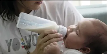  ?? PICTURE: REUTERS/AFRICAN NEWS AGENCY (ANA) ?? FEEDING HOUR: A mother feeds her baby with a bottle in Caracas in this file photo. Venezuela’s Congress will discuss legislatio­n that would prohibit bottle-feeding of infants.