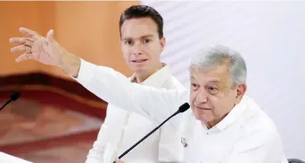  ??  ?? Andrés Manuel López Obrador, presidente electo de México, estuvo acompañado por el gobernador de Chiapas, Manuel Velasco, durante el evento de presentaci­ón del anteproyec­to del Tren Maya.