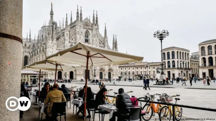  ??  ?? Auf einen Cappuccino mit Ausblick auf den Mailänder Dom haben sicherlich viele schon gewartet