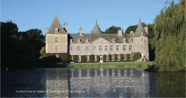  ??  ?? Le miroir d'eau du château de Tocquevill­e, proche de Cherbourg.