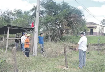  ??  ?? Los ocupantes se niegan a abandonar el predio de la antigua estación de Paraguarí.