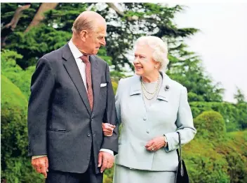  ?? FOTO: FIONA HANSON/PA WIRE/DPA ?? Queen Elizabeth II. und Prinz Philip 2007 in der Gartenanla­ge von Broadlands in England.