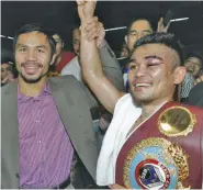  ??  ?? Ni Brian Viloria, ti naudi a naawagan iti “Hawaiian Punch,” ken ni Manny Pacquiao. Kanawan: Ni Ben Villaflor. Agpayso a saan a senador a kas ken ni Manny Pacquiao, ngem adda met iti Hawaii Senate ti Hawaii, kas Sergeant-atArms.