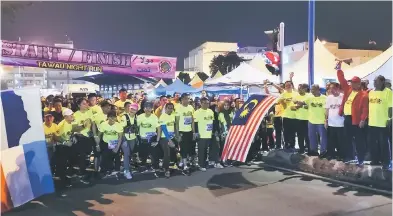  ??  ?? MULA: Amrullah merasmikan dan melepaskan larian malam Tawau.