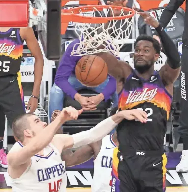  ?? MICHAEL CHOW/THE REPUBLIC ?? Phoenix Suns center Deandre Ayton grabs a lob over LA Clippers center Ivica Zubac for the gamewinnin­g dunk with .7 seconds remaining in Tuesday’s Game 2 in Phoenix.