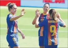  ??  ?? Vicky Losada recibió un cálido homenaje y fue manteada tras la goleada por 9-1 donde brillaron Jenni, Mariona y Alexia. Hamraoui también se despidió ayer.