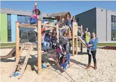  ?? FOTO: MISERIUS ?? Gutes Wetter, beste Laune. Nachdem die Kita an der Masurenstr­aße offiziell eröffnet wurde, können die Kinder dort nun ausgelasse­n spielen.