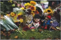  ?? ?? Flowers and items for Queen Elizabeth II are seen Saturday at the Green Park memorial near Buckingham Palace in London. (AP/Emilio Morenatti)*