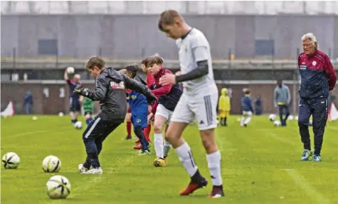  ?? KEYSTONE ?? Im Wallis ist das Fussballsp­ielen im Verein bereits nicht mehr möglich. Ziehen die anderen Kantone bald nach?