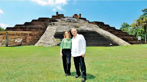  ?? NOTIMEX ?? El presidente Andrés Manuel López Obrador durante su visita a la zona zona arqueológi­ca de Comalcalco. Le acompaña su esposa Beatriz Gutiérrez Müller/