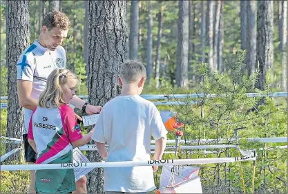  ?? FOTO: LINUS WESTERLUND ?? GÄST. Förbundstr­änare Fredric Portin var på plats i Bromarv på onsdag kväll.