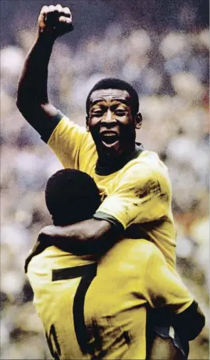  ?? SVEN SIMON / GTRES ?? Euforia. Pelé se sube encima de Jairzinho para celebrar su tercer reinado mundial