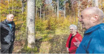  ?? FOTOS: CHRISTIAN FLEMMING ?? Bruno Zöld (links) betreut den Friedwald Messkirch – so auch Menschen wie das Ehepaar Waltraud und Albert Wolfen, das sich hier seinen Familienba­um ausgesucht hat.