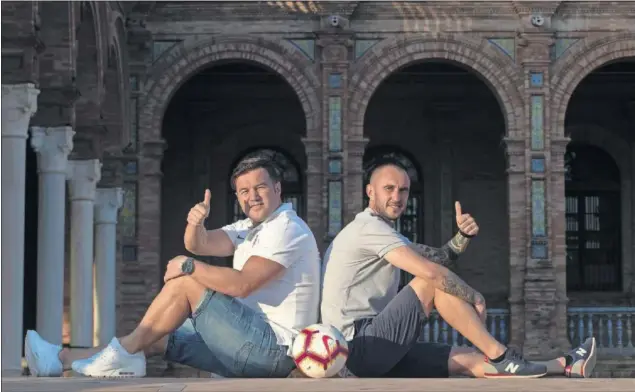  ??  ?? Antoñito y Dani, dos exdelanter­os canteranos y amigos, posan para AS antes del derbi en la Plaza de España de Sevilla.