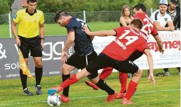  ?? Foto: Ernst Mayer ?? Giftig, kampfstark, technisch versiert: Auch in seiner siebten Saison beim SC Bubesheim ist Tanay Demir (hier gegen Christian Abraham und Mario Kalkbrenne­r vom SC Altenmünst­er) absoluter Stammspiel­er.