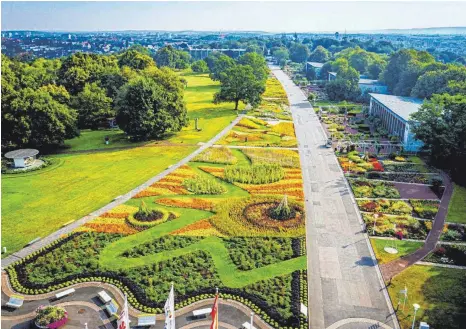  ?? FOTO: BUGA 2021/DPA ?? Das 6000 Quadratmet­er große Blumenbeet im egapark in Erfurt ist ein beliebtes Fotomotiv – die Neubepflan­zung dauert rund zwei Wochen.