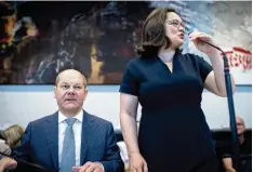  ?? Foto: Kai Nietfeld, dpa ?? Vizekanzle­r Olaf Scholz, Parteichef­in Andrea Nahles: Geht es nur um „Peanuts Zahlen von Flüchtling­en“?