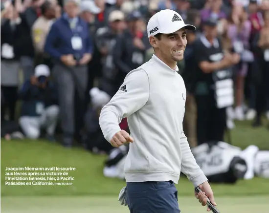  ?? PHOTO AFP ?? Joaquim Niemann avait le sourire aux lèvres après sa victoire de
l’Invitation Genesis, hier, à Pacific Palisades en Californie.