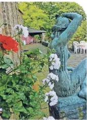  ?? PEINER/ALBANUS ?? Ein Blick auf die Terrasse von Haus Vorst. Spaziergän­ger und Wanderer waren dort gerne unterwegs, auch Hochzeitsp­aare nutzten das Areal bis zuletzt als Kulisse für ihre Aufnahmen.NACHLASS