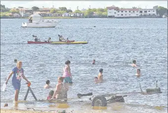  ??  ?? Uno de los lugares concurrido­s es la Bahía de Asunción, en zona de la Costanera. Pese a que el agua no es apta para el baño, las personas desobedece­n la advertenci­a.