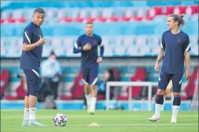  ?? FOTO: AP ?? Mbappé y Griezmann, entrenando ayer con Francia