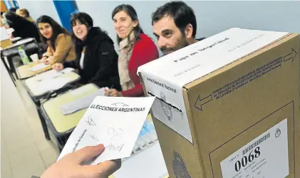  ??  ?? Momento de decisión. El 11 de agosto se abrirán las urnas para las primarias nacionales.