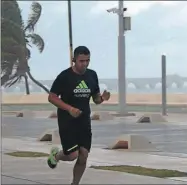  ??  ?? Un corredor desafía la lluvia que bañó a Progreso el lunes pasado. Los efectos del frente frío 25 se seguirán sintiendo hoy en la Península