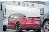  ?? FOTO: ZALUBOWSKI/DPA ?? Das „Autopilot“-System von Tesla steht nach Dutzenden Unfällen in der Kritik.