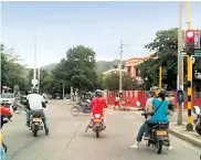  ?? CORTESíA ?? Mototaxist­as por el centro de Santa Marta.