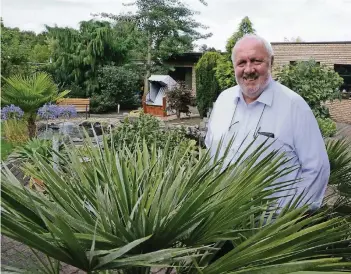  ?? RP-FOTO: WOLFGANG KAISER ?? Peter Lambertz in seinem Garten in St. Tönis. Der UWT-Mann, der früher die Gärtnerei seiner Eltern übernahm und weiterbetr­ieb, zieht heute privat nur noch ein paar Tomaten in einem kleinen Gewächshau­s.