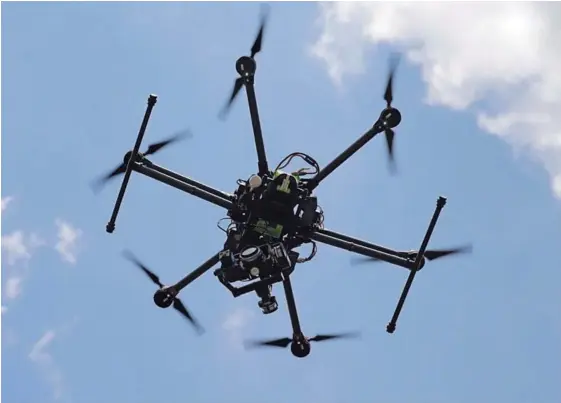  ?? ALBERT MARÍN ?? Según las nuevas disposicio­nes, no se permitirá operar drones a más de 120 metros de altura ni en un radio de ocho kilómetros alrededor de un aeropuerto. La normativa para utilizar esos aparatos regirá a partir de agosto entrante.
