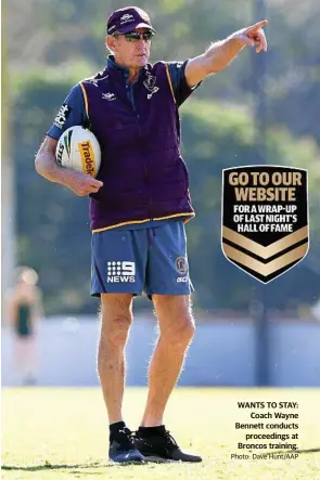 ?? Photo: Dave Hunt/AAP ?? WANTS TO STAY: Coach Wayne Bennett conducts proceeding­s at Broncos training.