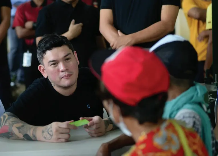  ?? BING GONZALES ?? MAYOR Sebastian Duterte listens to the concerns of residents during the “Kulturavan: Seguridad at Kaalaman” at Gem Village Gym in Barangay Ma-a on Tuesday, Feb. 27, 2024.