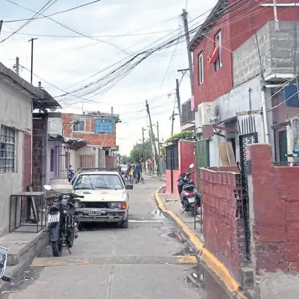  ??  ?? Una de las calles de entrada en la villa La Rana, en el partido de San Martín