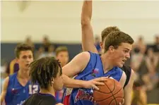  ??  ?? ON THE DRIVE: Lachlan Davies in action for the Toowoomba Mountainee­rs in the BQJBC.