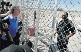  ?? Andres Leighton ?? New York City Mayor Bill de Blasio, left, requests entrance to the holding facility for immigrant children Thursday in Tornillo, Texas.