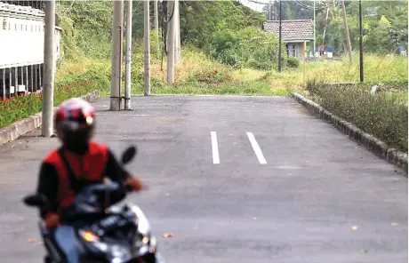  ?? BOY SLAMET/JAWA POS ?? KAPAN TERSAMBUNG?: Pengendara harus balik kucing setelah mengikuti akses frontage road yang ternyata masih terputus di wilayah Kecamatan Buduran.