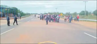  ??  ?? Pobladores de la compañía Ñuatî se manifestar­on ayer en la intersecci­ón del tramo con la vía circunvala­toria.