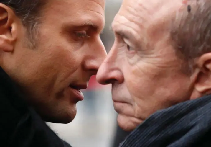  ??  ?? Het conflict met Gérard Collomb (r.) kon op geen slechter moment vallen voor Emmanuel Macron, die snel aan popularite­it inboet. © afp